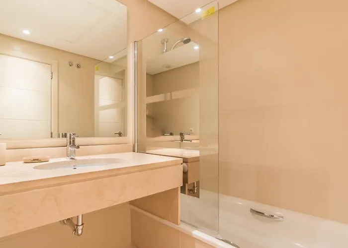 2214-modern With Private Apartment